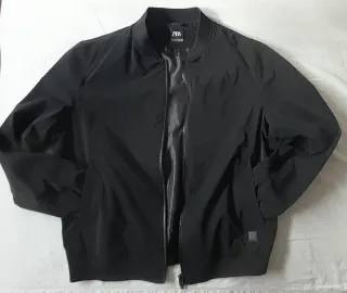 Cazadora bomber fina Zara negra