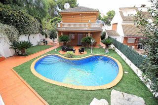 Chalet en alquiler en Montmar en Castelldefels