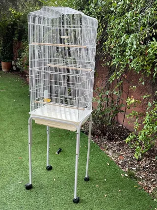 Jaula para pájaros blanca con soporte