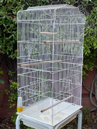 Jaula para pájaros blanca con soporte