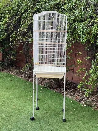 Jaula para pájaros blanca con soporte