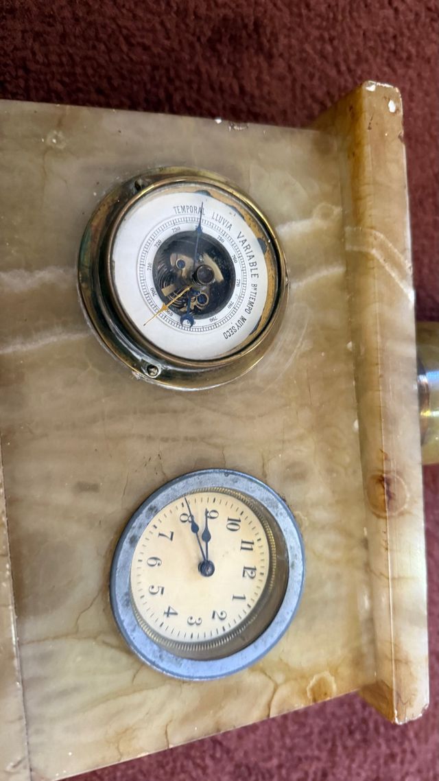 Barómetro antiguo de mármol con reloj