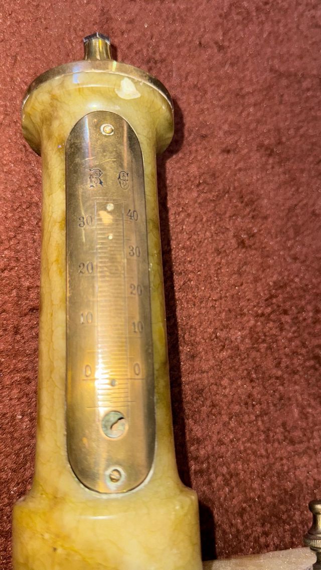 Barómetro antiguo de mármol con reloj