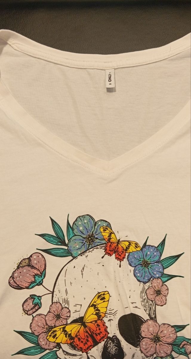 Camiseta blanca con calavera y flores