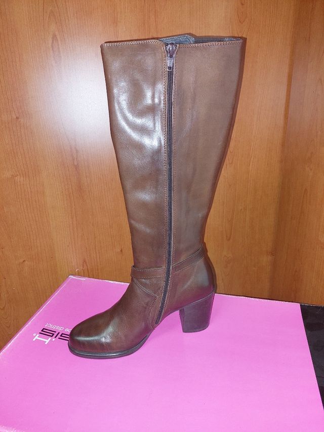 Stivale alto in pelle marrone