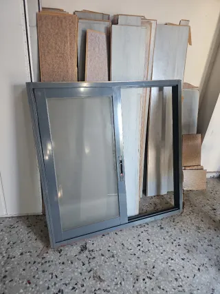 Ventana corredera gris