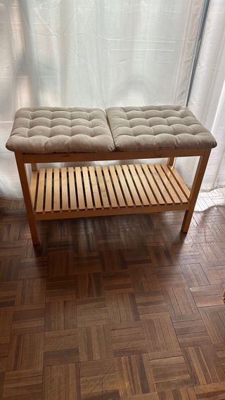 Banco Ikea madera clara con cojines beige