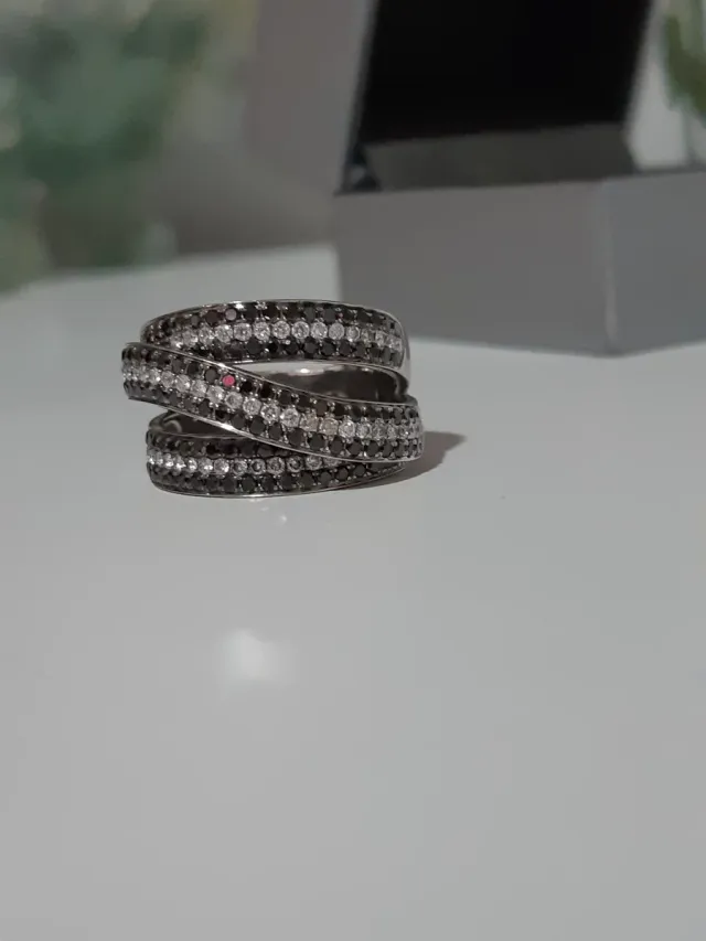 Anillo Oro y Diamantes Negro y Blanco