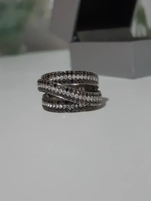 Anillo Oro y Diamantes Negro y Blanco