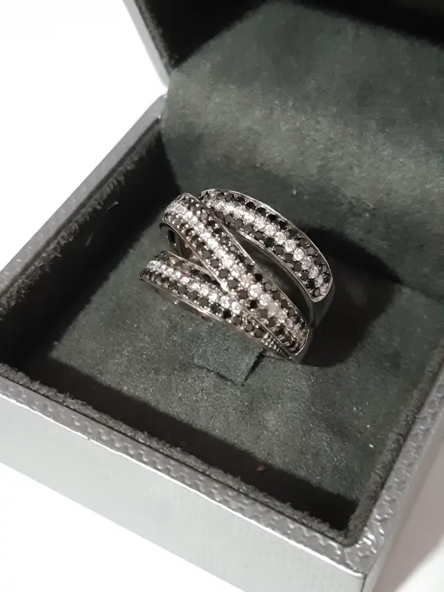 Anillo Oro y Diamantes Negro y Blanco