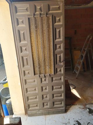 Puerta de hierro forjado
