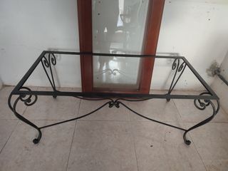 Mesa de forja con sobre de cristal