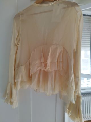 Blusa volantes beige vainilla talla M