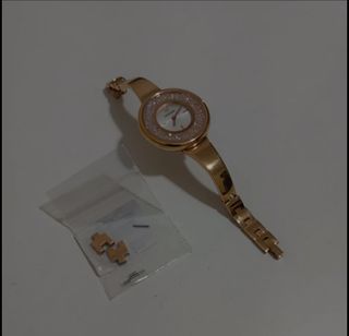 Reloj dorado con caja