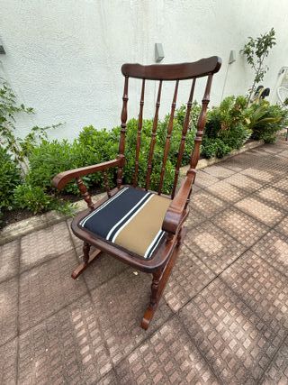 Mecedora antigua restaurada madera y tela