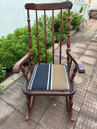 Mecedora antigua restaurada madera y tela
