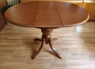 Mesa de comedor redonda de madera