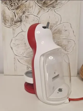 Cafetera Dolce Gusto Roja y Blanca
