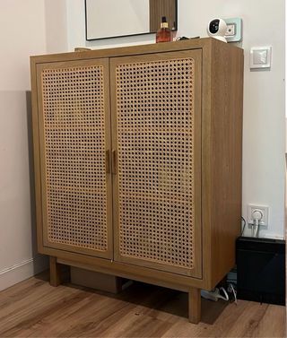 Cómoda madera y rejilla mimbre
