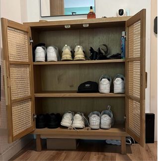 Cómoda madera y rejilla mimbre