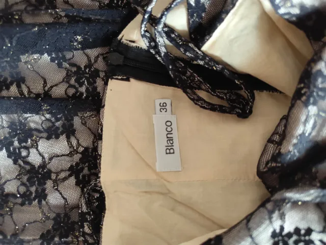 Vestido de gala negro y dorado