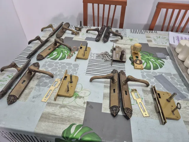 Lotes de cerraduras y llaves antiguas