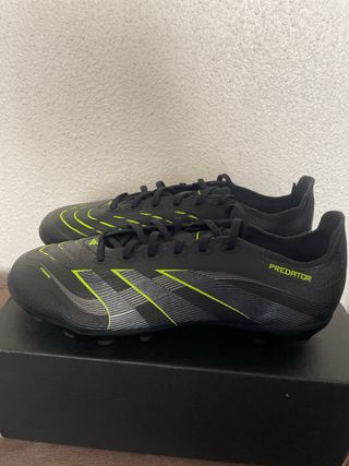 Botas de fútbol negras con detalles neón (Adidas)
