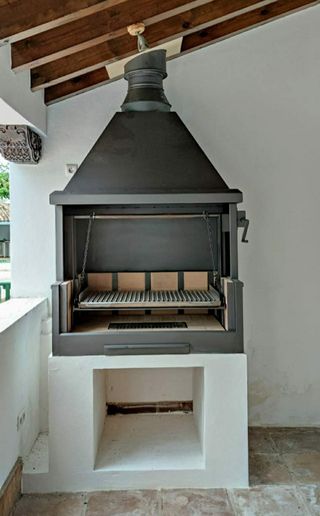 Barbacoa de metal y piedra