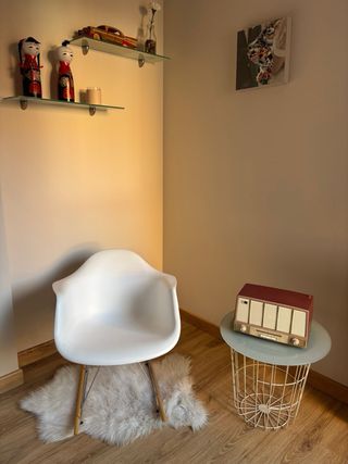 Silla mecedora, mesa y estanterías
