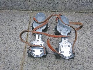 Patines de Bota Negros con Cordones Rojos