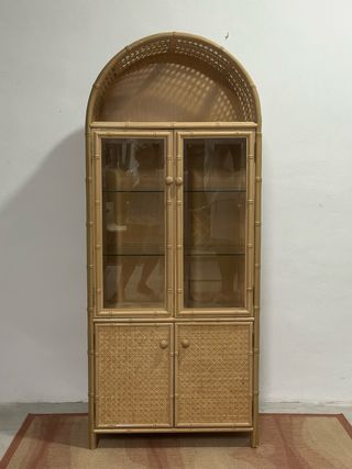 Vitrina de bambú con puertas de cristal