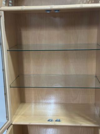 Vitrina de bambú con puertas de cristal