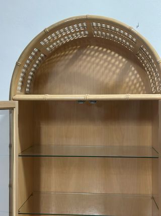 Vitrina de bambú con puertas de cristal