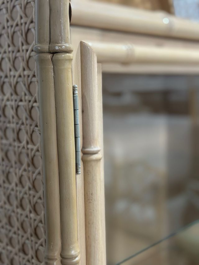 Vitrina de bambú con puertas de cristal