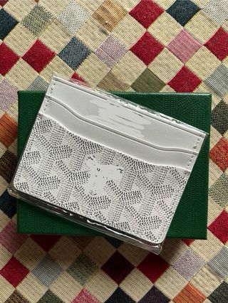 Elegante Tarjetero de Piel con Estampado