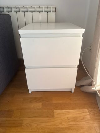 Mesita de noche blanca