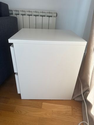 Mesita de noche blanca