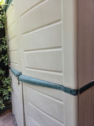 Caseta exterior PVC beige y verde