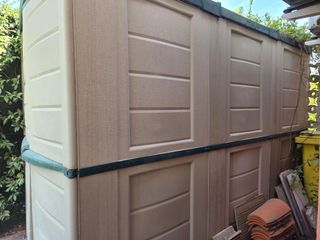 Caseta exterior PVC beige y verde