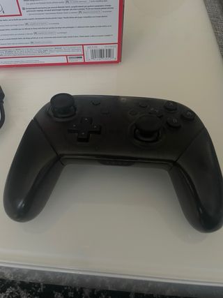 Mando Nintendo Switch Pro Negro, en su caja

