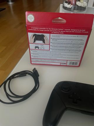 Mando Nintendo Switch Pro Negro, en su caja
