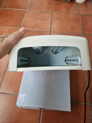 Lámpara UV para uñas nueva.