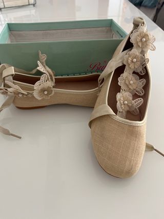 Zapatos ceremonia Bulle beige florales