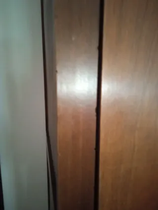 Armario antiguo pequeño de madera y cristal
