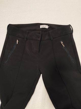 Pantalón de lycra negro, con cremallera. Talla 36.