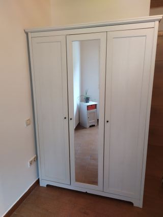 Armario puertas espejo y almacenaje.