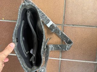 Bolso gris con cremallera y asa