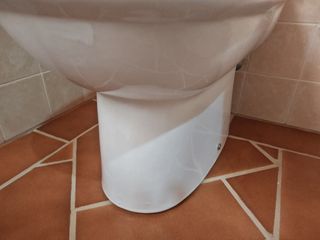 Bidé blanco con grifería dorada