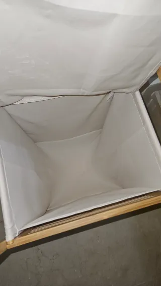 Cesta de ropa de madera