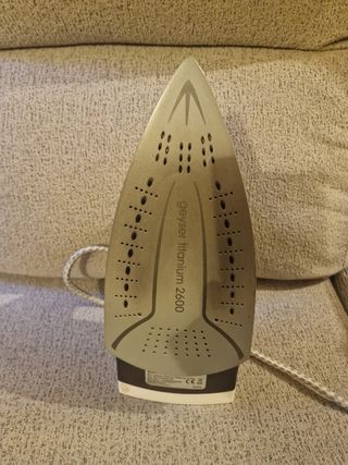 Plancha Ropa Taurus Geyser Titanium 2600W